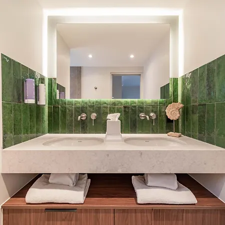 Capucines Hotel Saint Tropez 4* גאסה