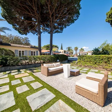 Les Capucines Saint Tropez 4* גאסה