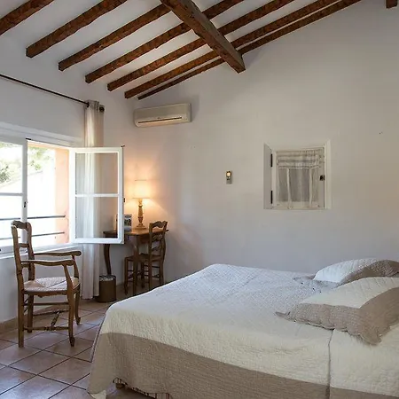 Les Capucines Saint Tropez 4* גאסה