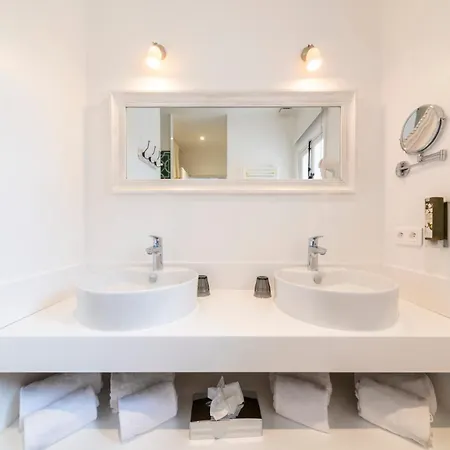 Les Capucines Saint Tropez 4* גאסה