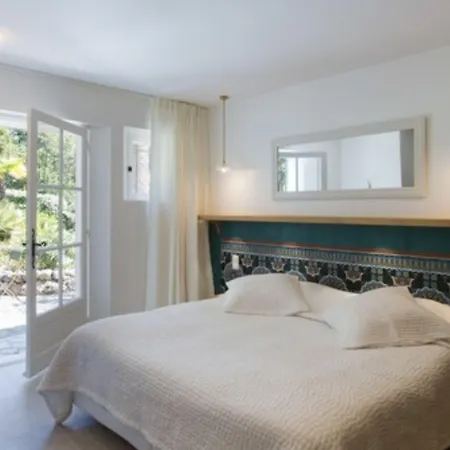 Les Capucines Saint Tropez 4* גאסה